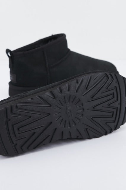 UGG W CLASSIC ULTRA MINI en color BLACK (4)