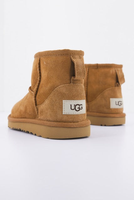UGG K CLASSIC MINI II en color CHESTNUT (3)