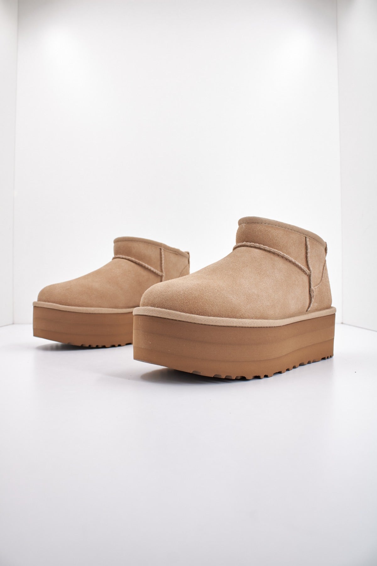 UGG W CLASSIC ULTRA MINI en color SAND (2)