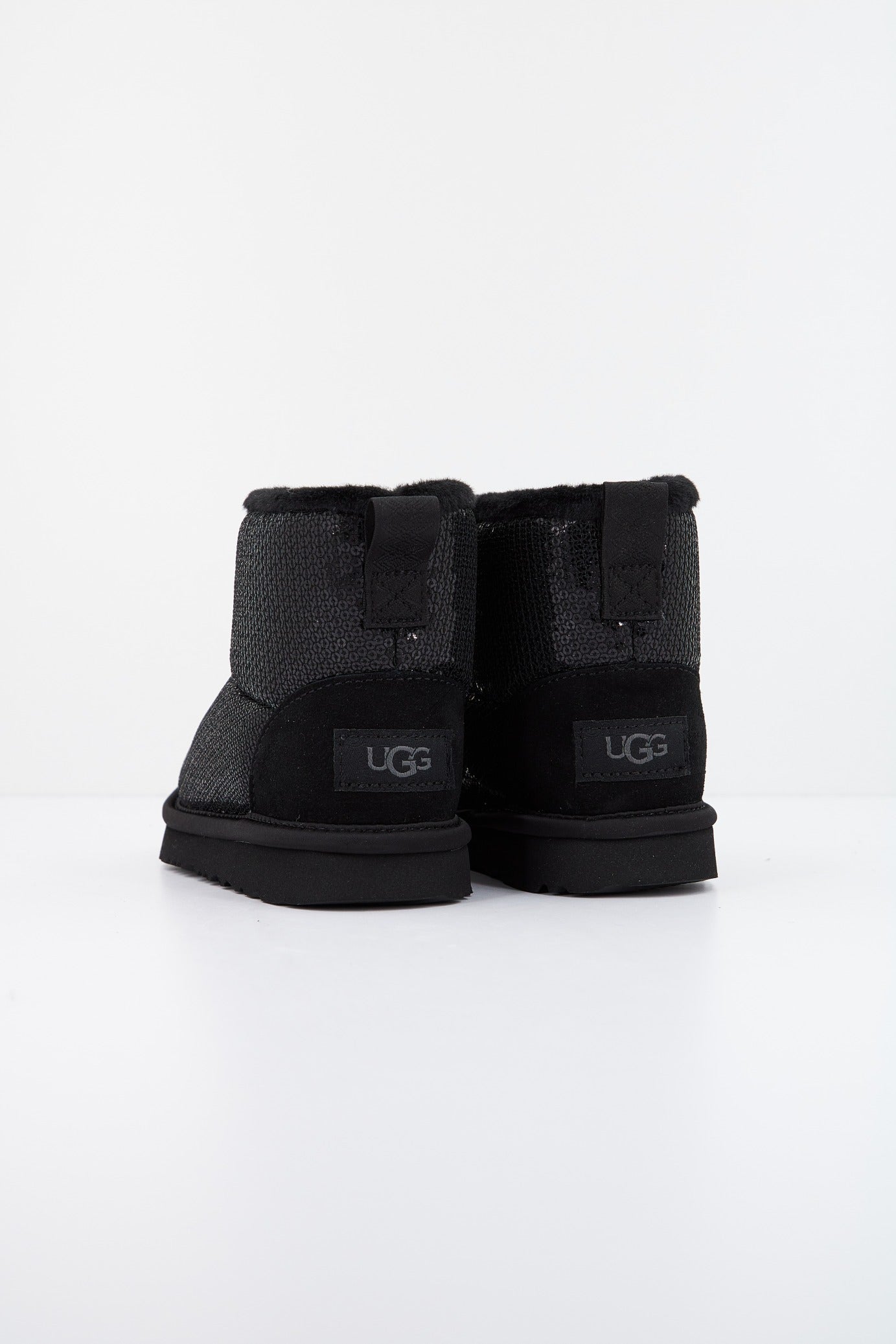 UGG CLASSIC MINI MIRROR en color BLACK (3)