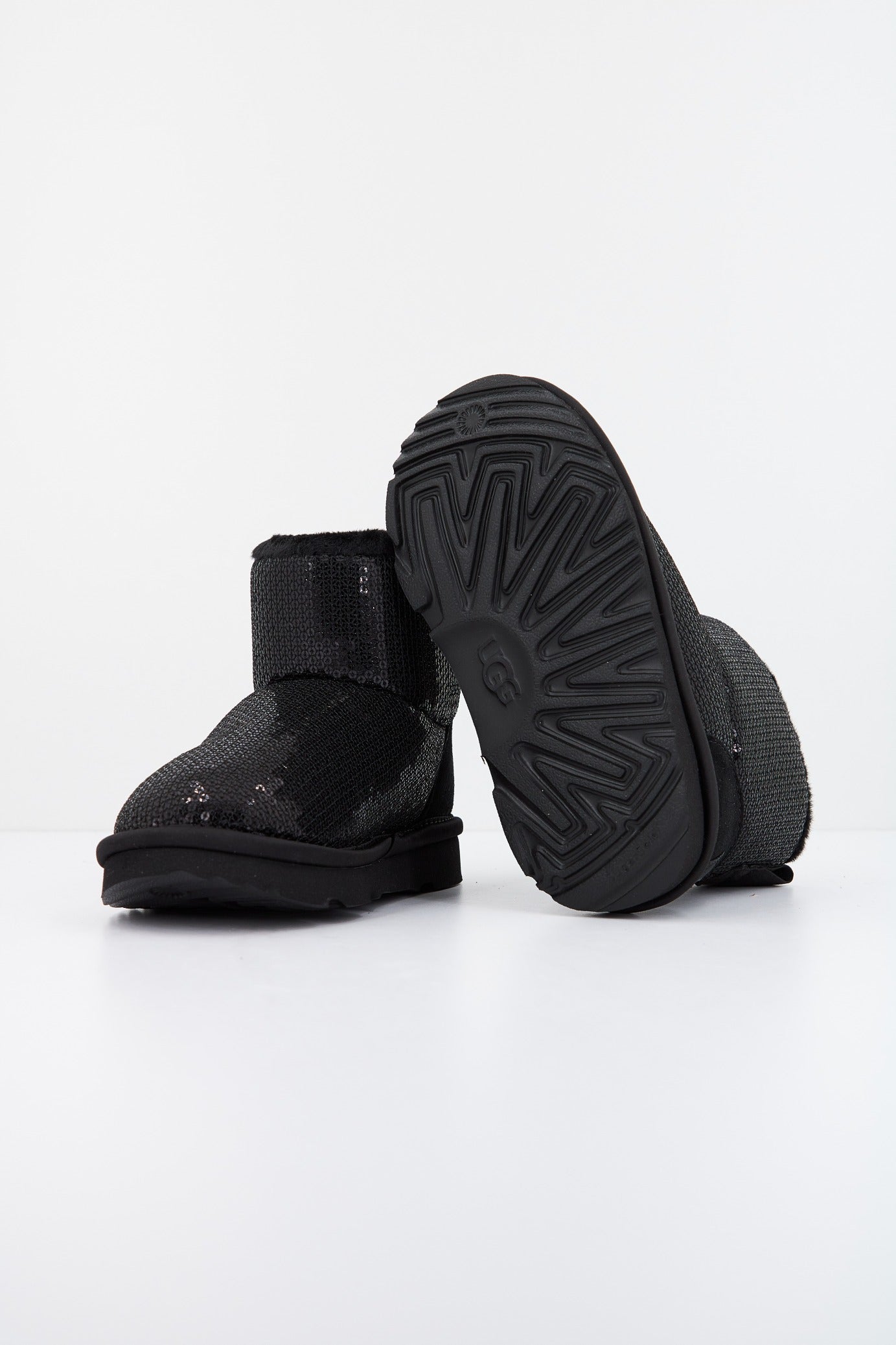 UGG CLASSIC MINI MIRROR en color BLACK (4)
