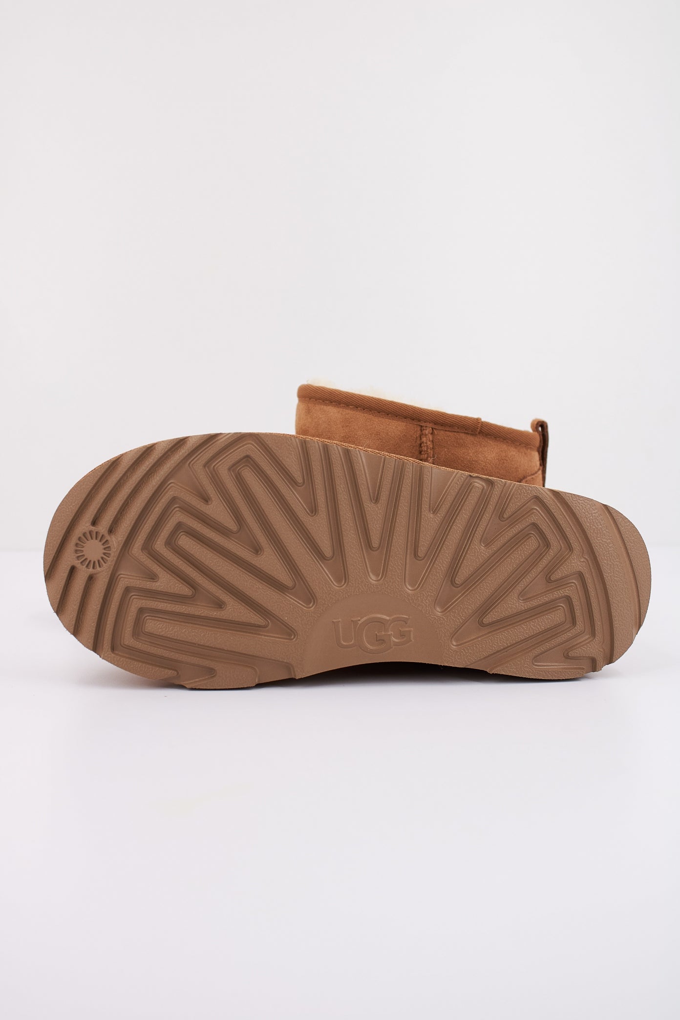 UGG CLASSIC ULTRA MINI en color CHESTNUT (5)