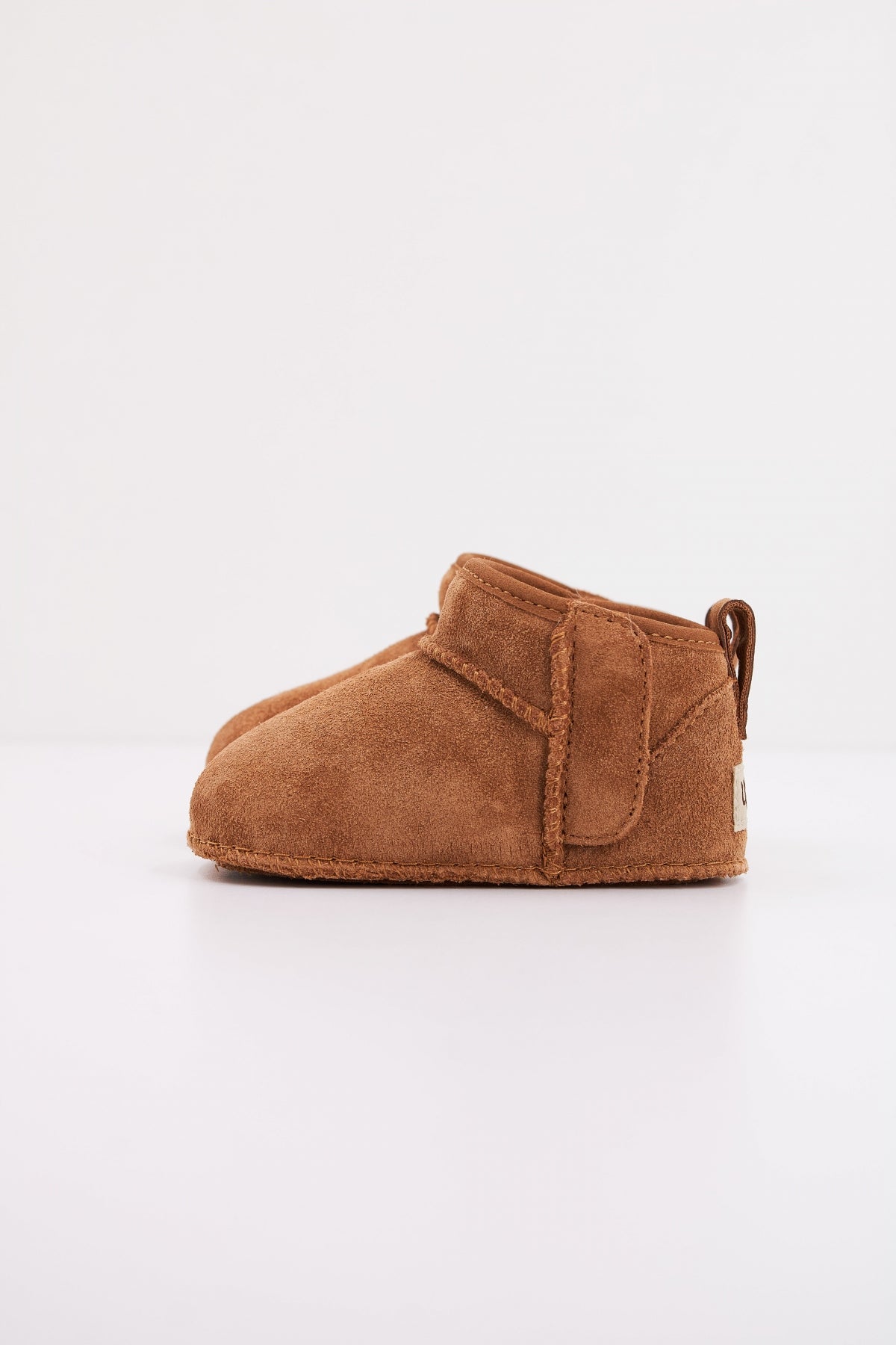 UGG BABY CLASSIC ULTRA M en color CHESTNUT (1)