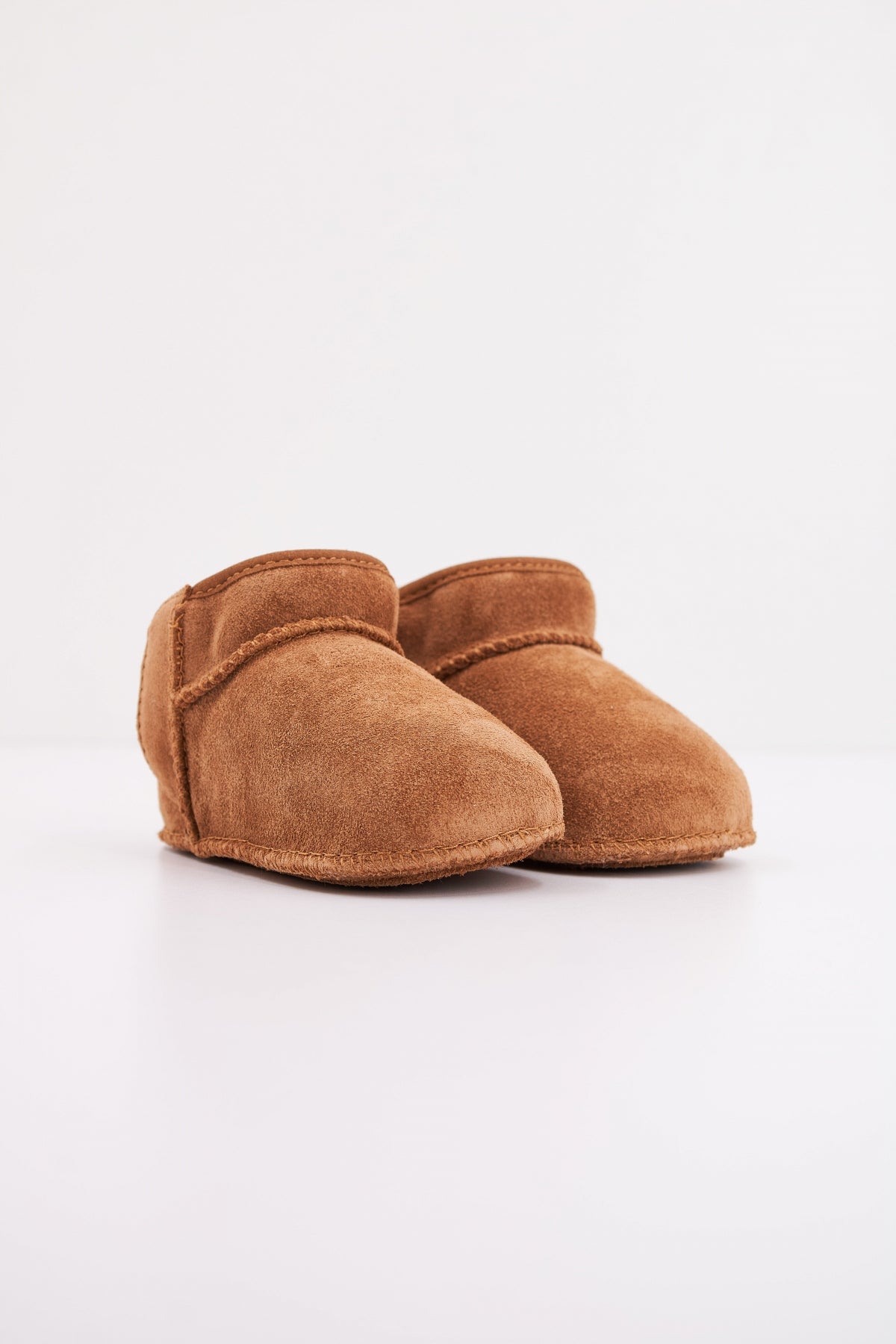 UGG BABY CLASSIC ULTRA M en color CHESTNUT (2)