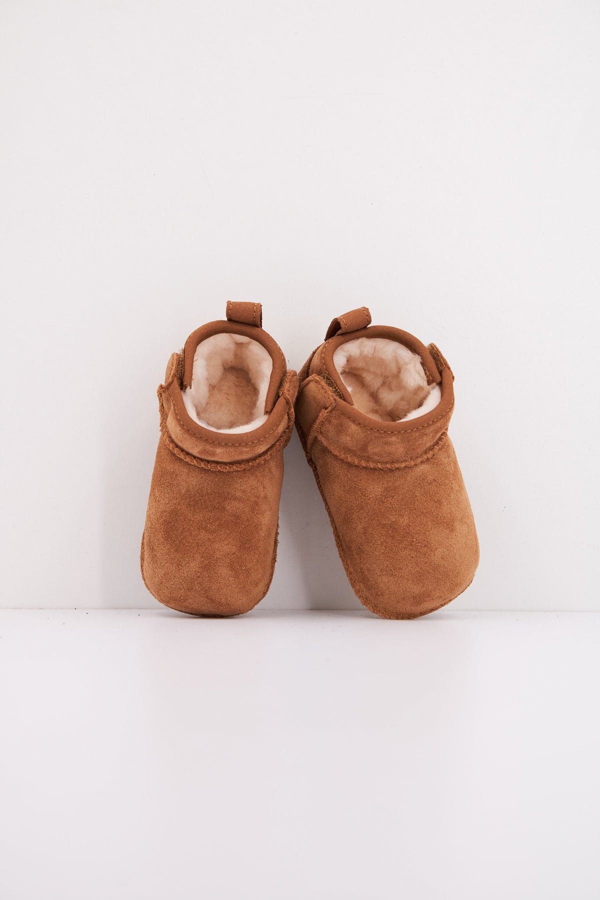 UGG BABY CLASSIC ULTRA M en color CHESTNUT (3)