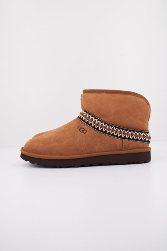 UGG CLASSIC MINI CRESCEN en color CHESTNUT  (1)