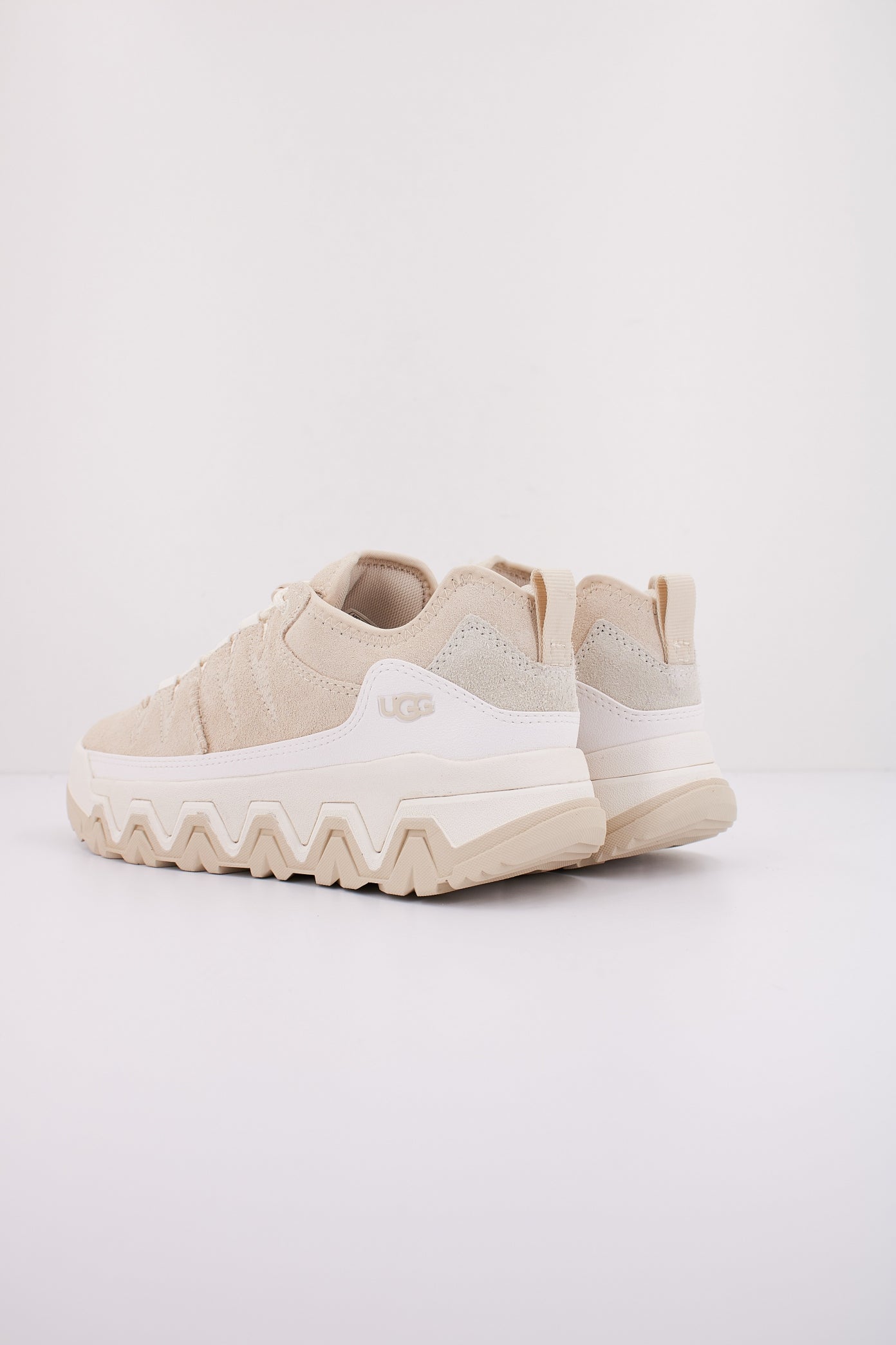 UGG W CAPTRAIL LOW en color BEIGE (4)