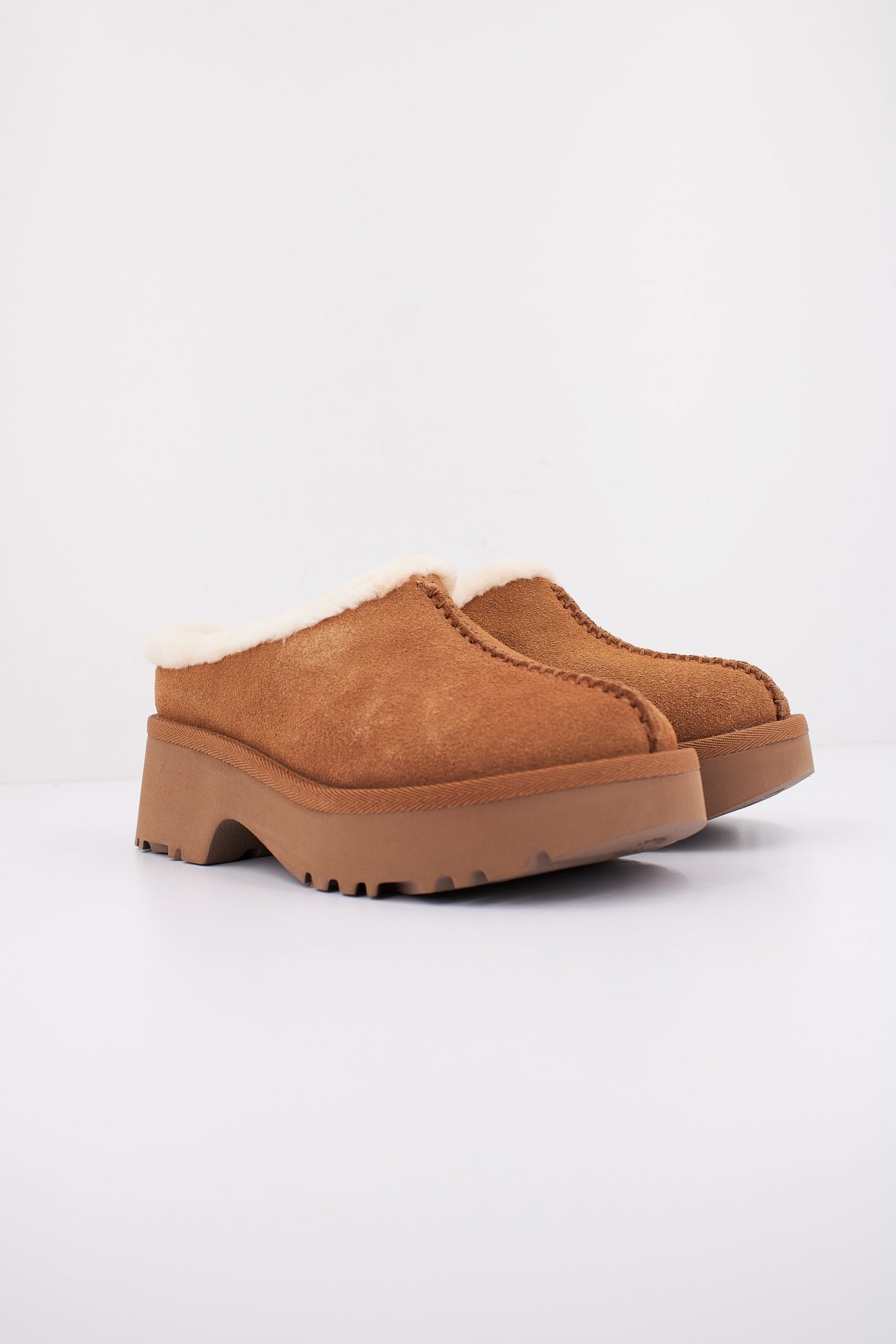 UGG NEW HEIGHTS COZY CLO en color CHESTNUT (2)