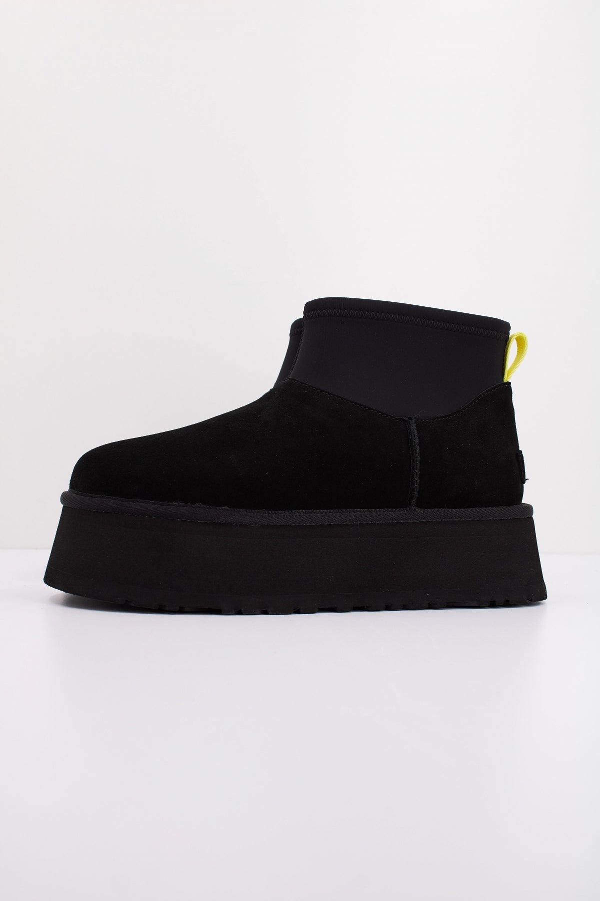 UGG CLASSIC MINI DIPPER en color BLACK (1)