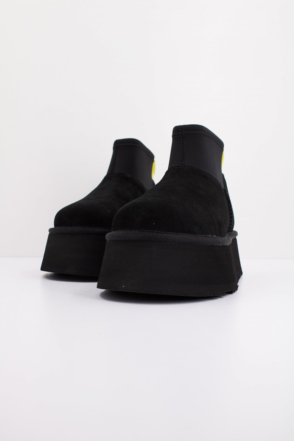 UGG CLASSIC MINI DIPPER en color BLACK (2)