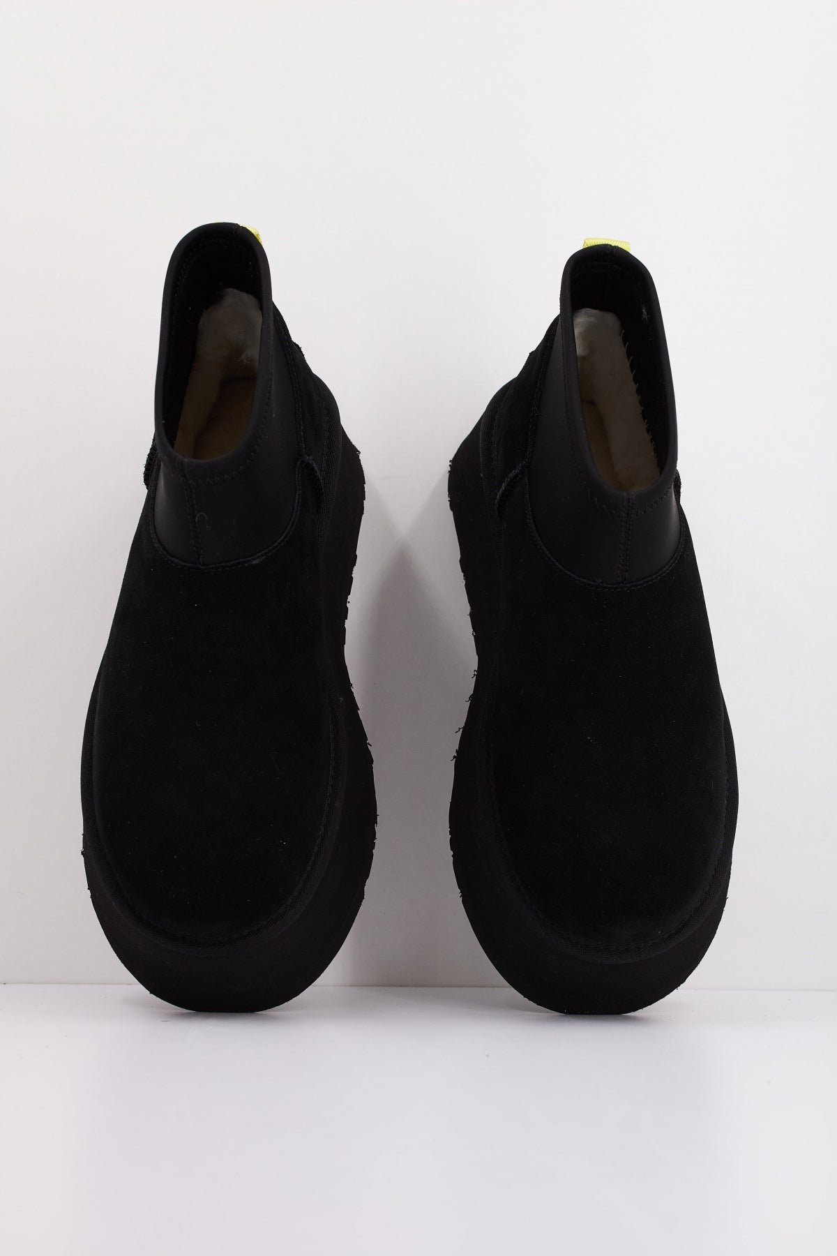 UGG CLASSIC MINI DIPPER en color BLACK (3)