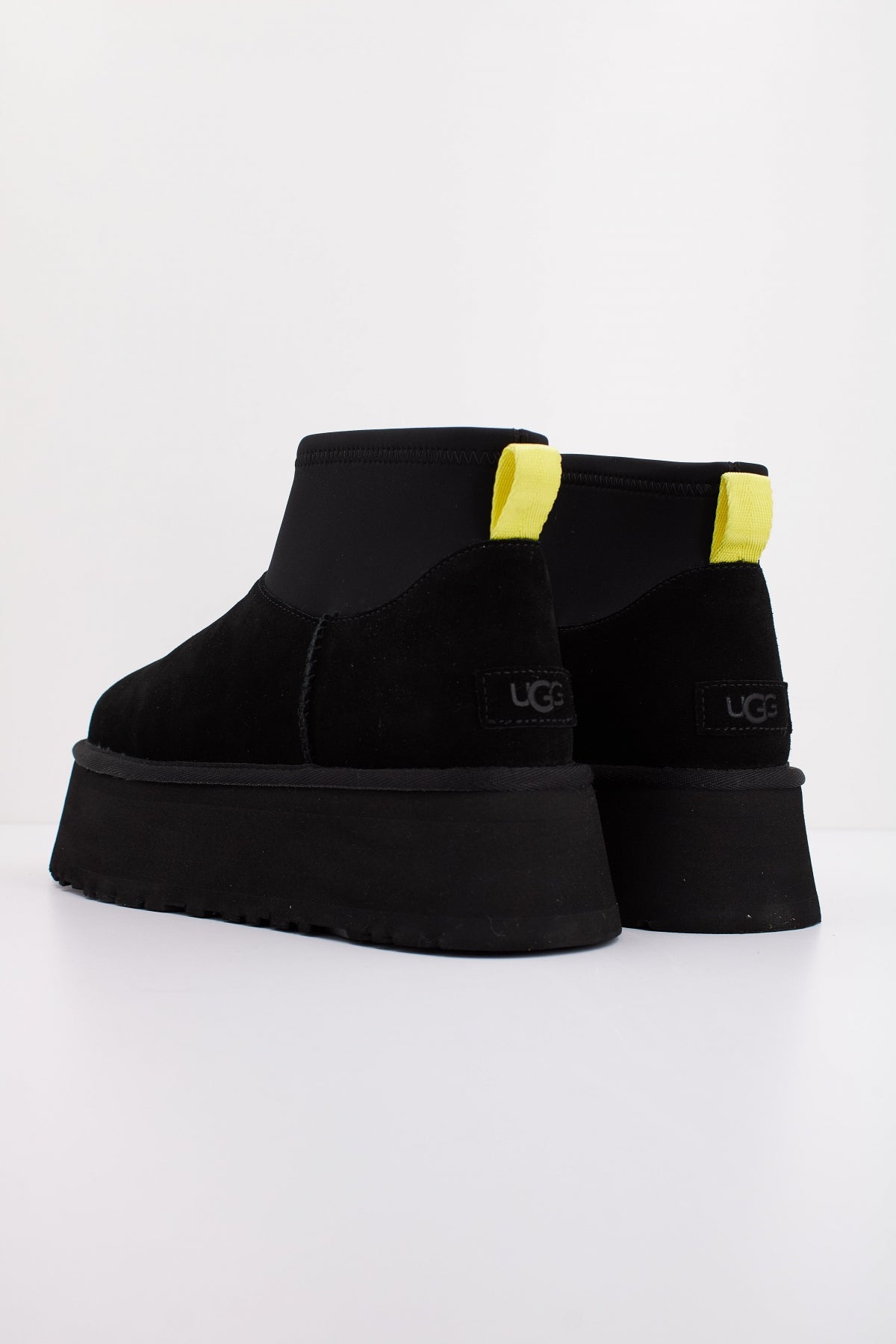 UGG CLASSIC MINI DIPPER en color BLACK (4)