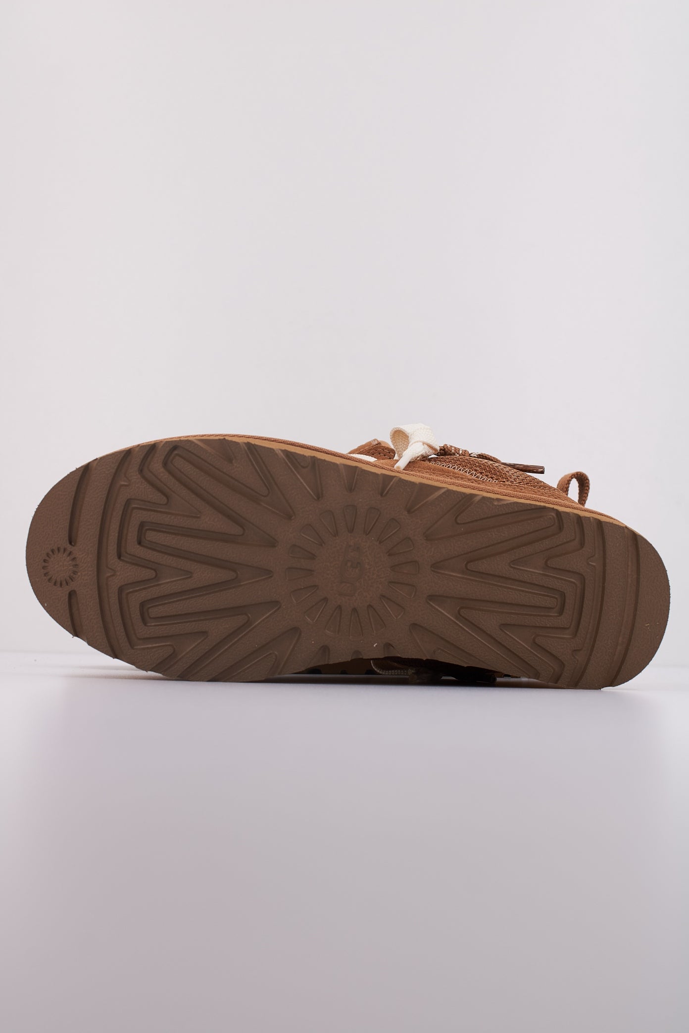 UGG LOWMEL en color CESTNT (5)