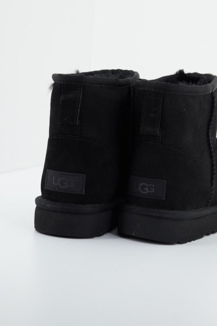 UGG UGG CLASSIC MINI en color BLACK (4)