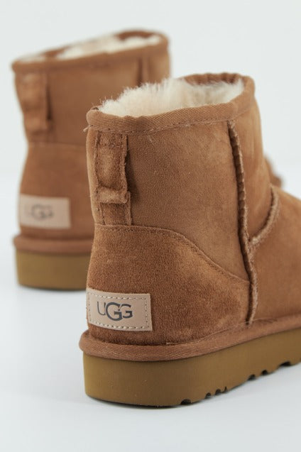 UGG UGG CLASSIC MINI en color CHESNUT (3)