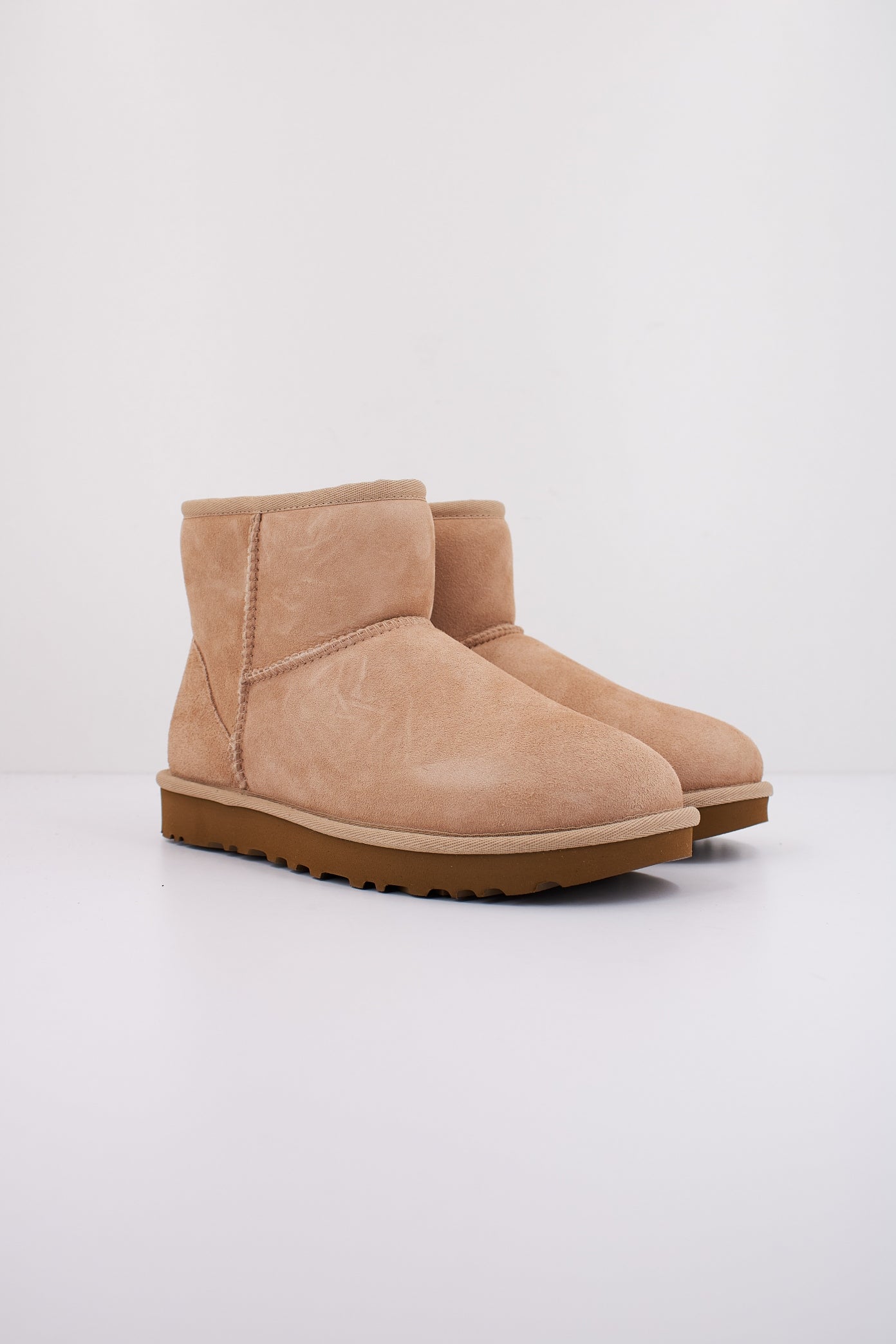 UGG W CLASSIC MINI II en color SAND (2)
