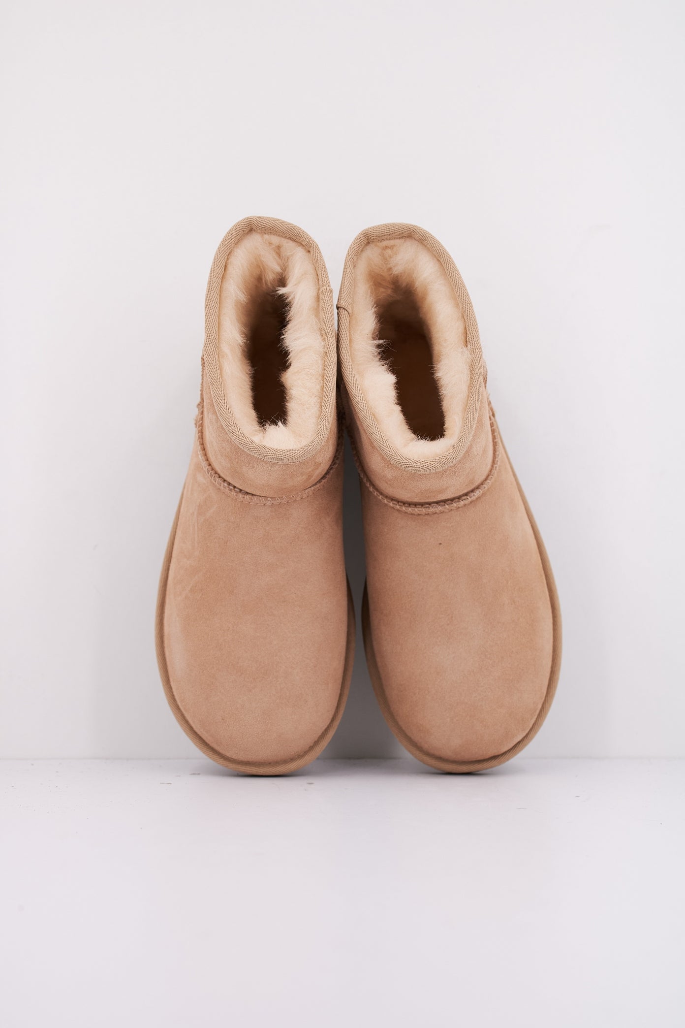 UGG W CLASSIC MINI II en color SAND (3)