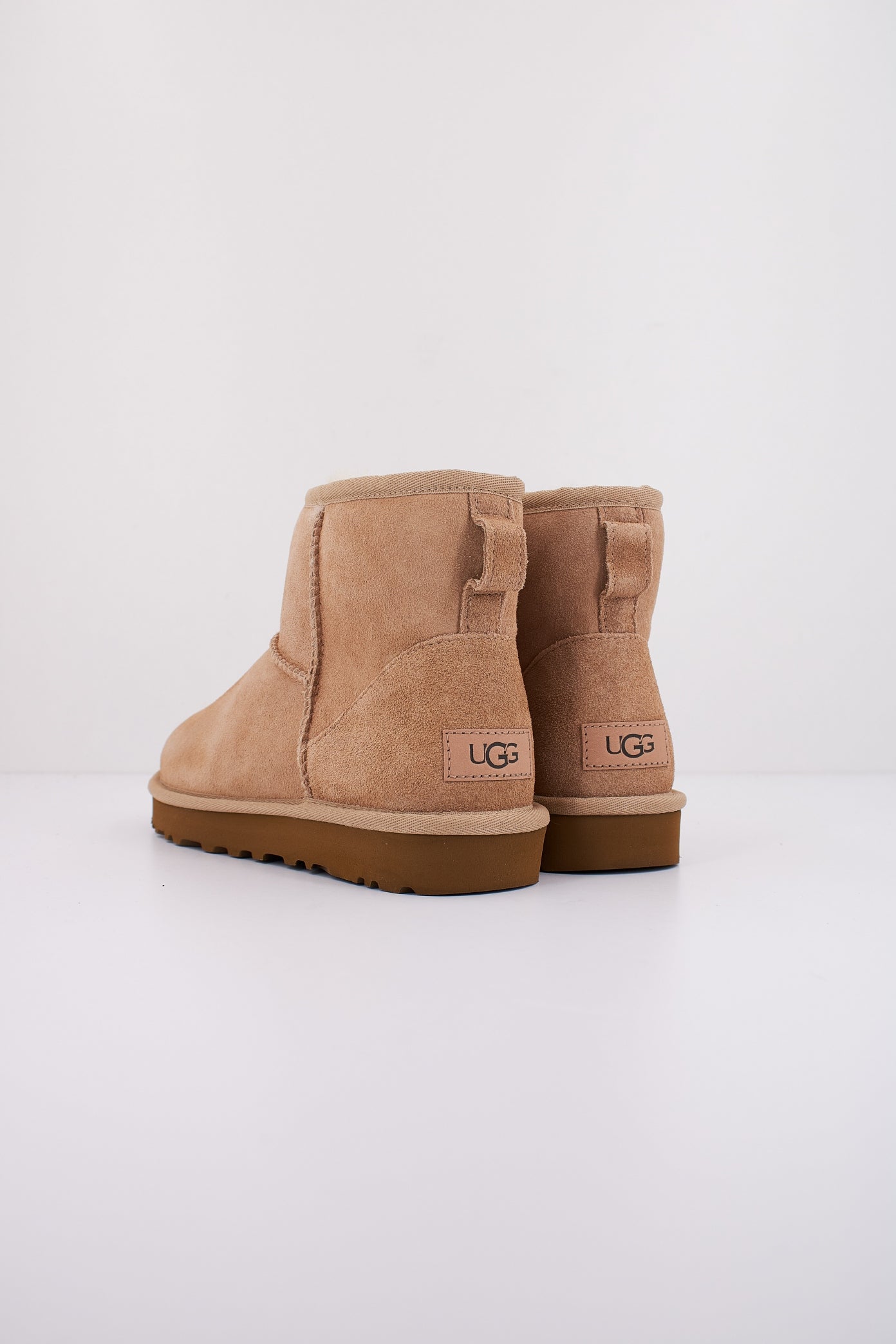 UGG W CLASSIC MINI II en color SAND (4)