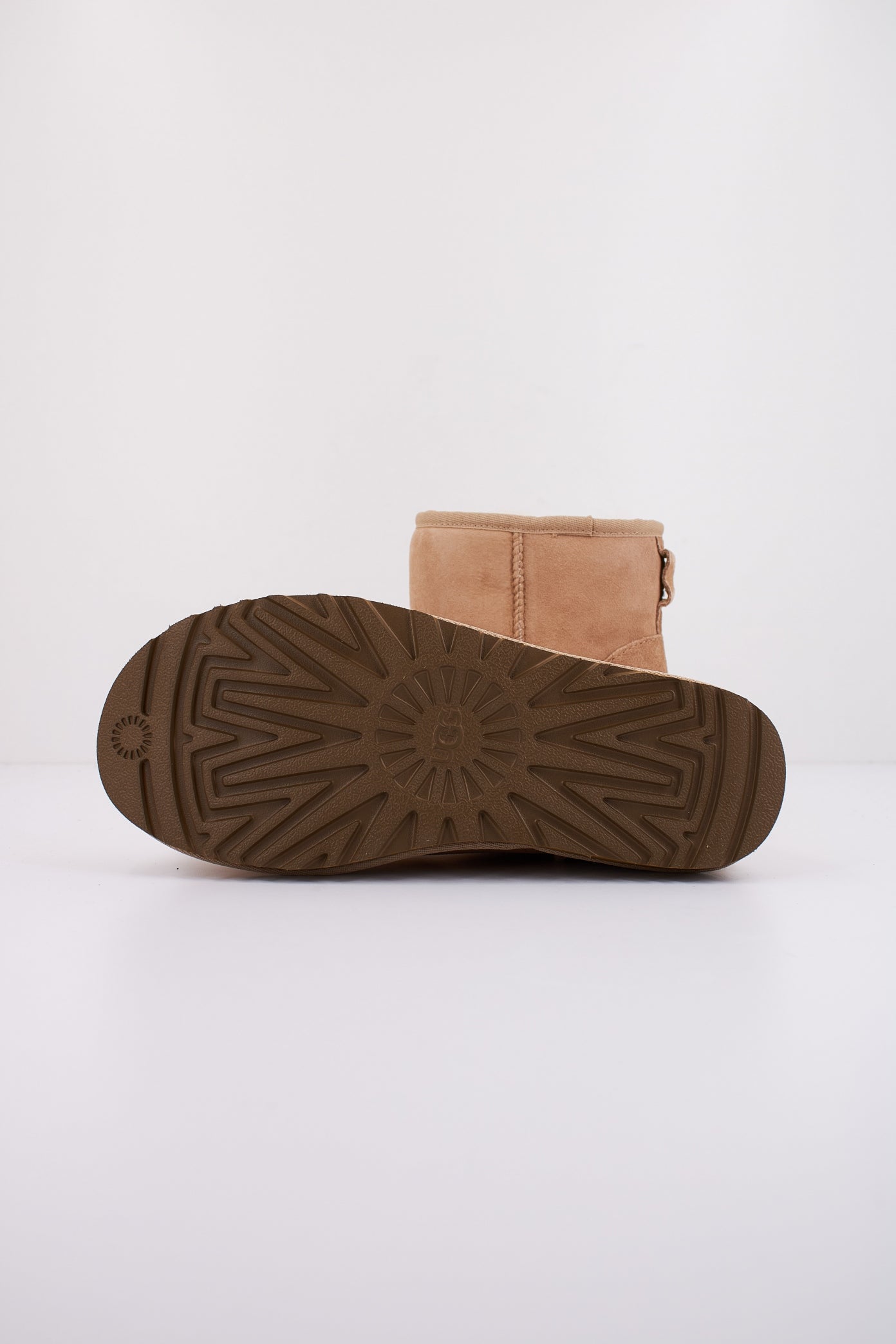 UGG W CLASSIC MINI II en color SAND (5)