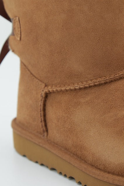 UGG MINI BAILEY BOW II en color CHESTNUT (2)