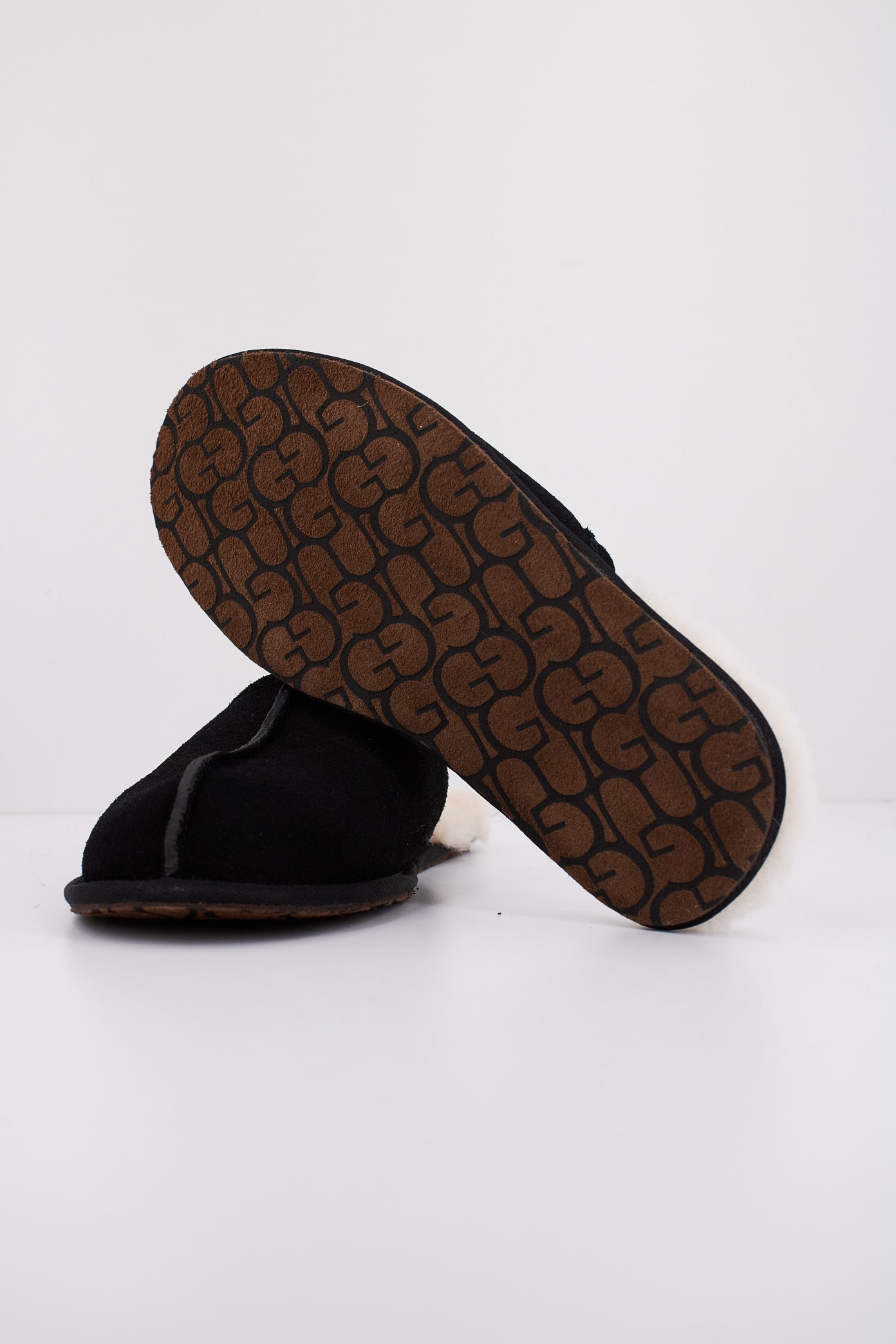 UGG SCUFF en color BLACK (5)