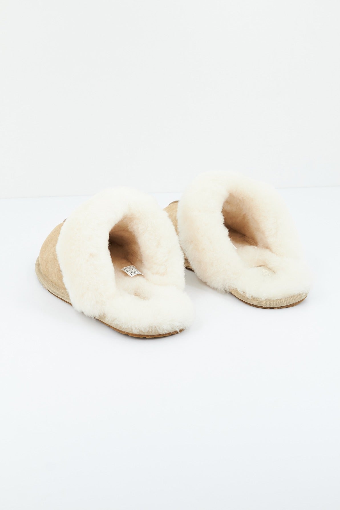 UGG W SCUFFETTE II en color NATURAL (4)