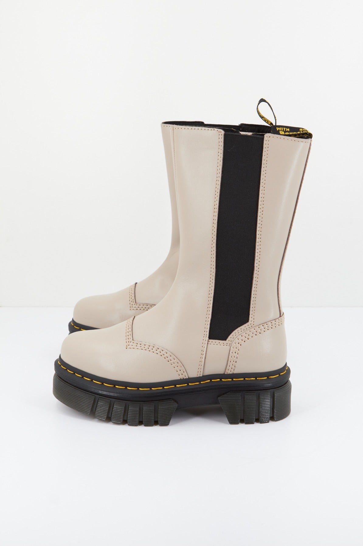 DR. MARTENS AUDRICK CHELSEA TALL en color TAUPE  (1)