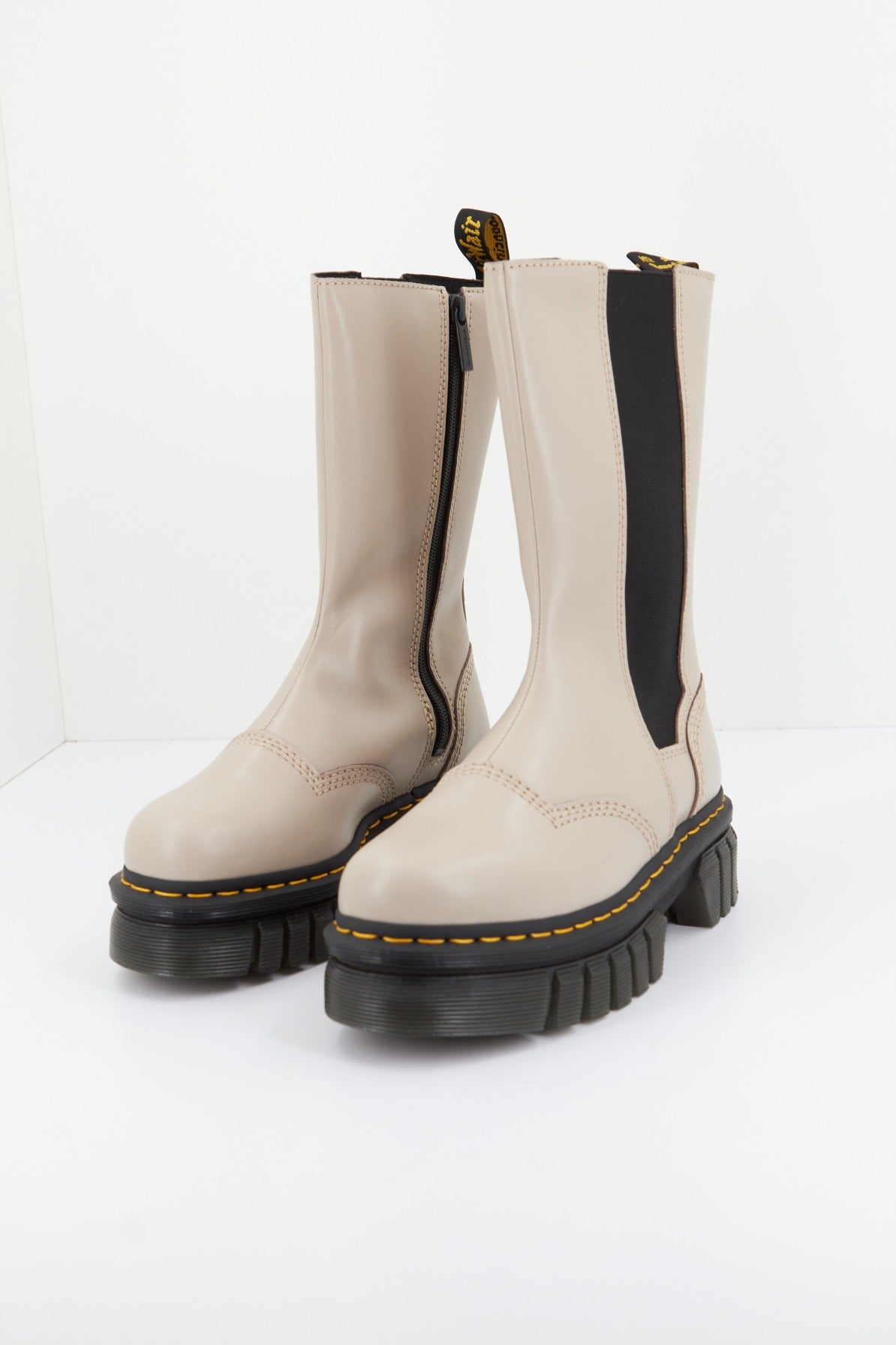 DR. MARTENS AUDRICK CHELSEA TALL en color TAUPE  (2)