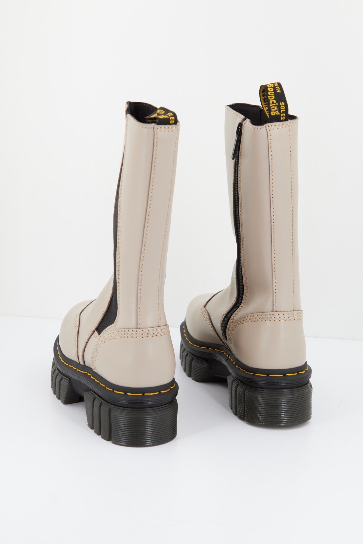 DR. MARTENS AUDRICK CHELSEA TALL en color TAUPE  (3)