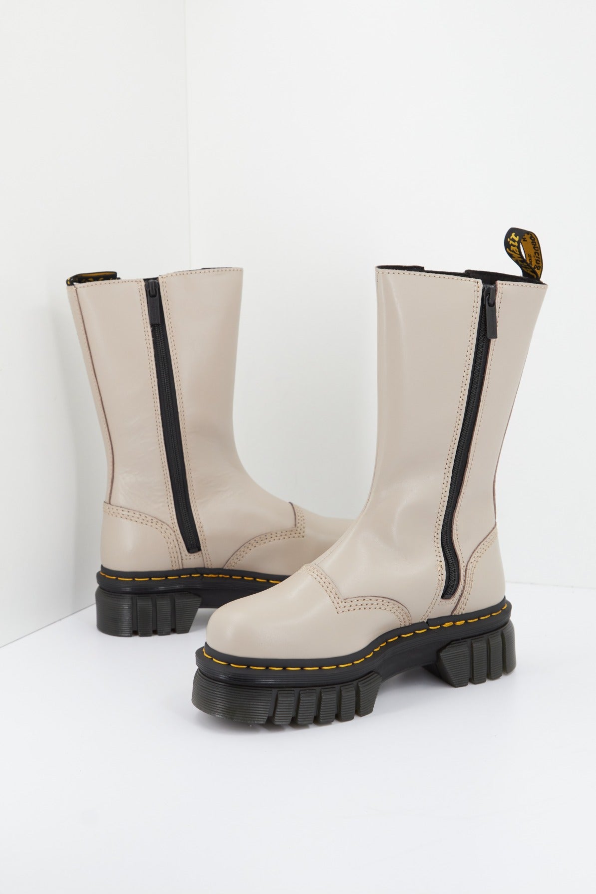 DR. MARTENS AUDRICK CHELSEA TALL en color TAUPE  (4)