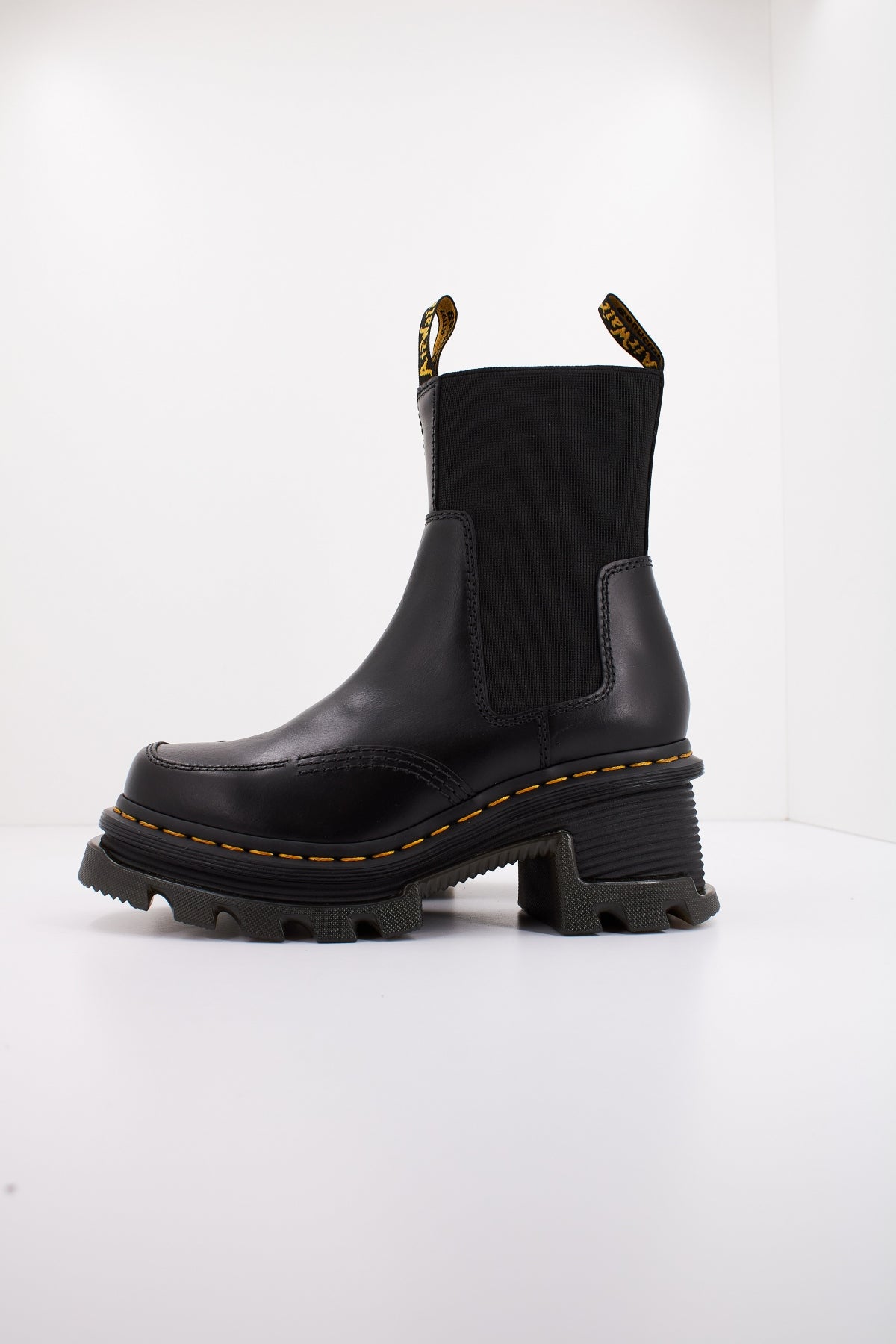 DR. MARTENS CORRAN CHELSEA en color BLACK  (1)