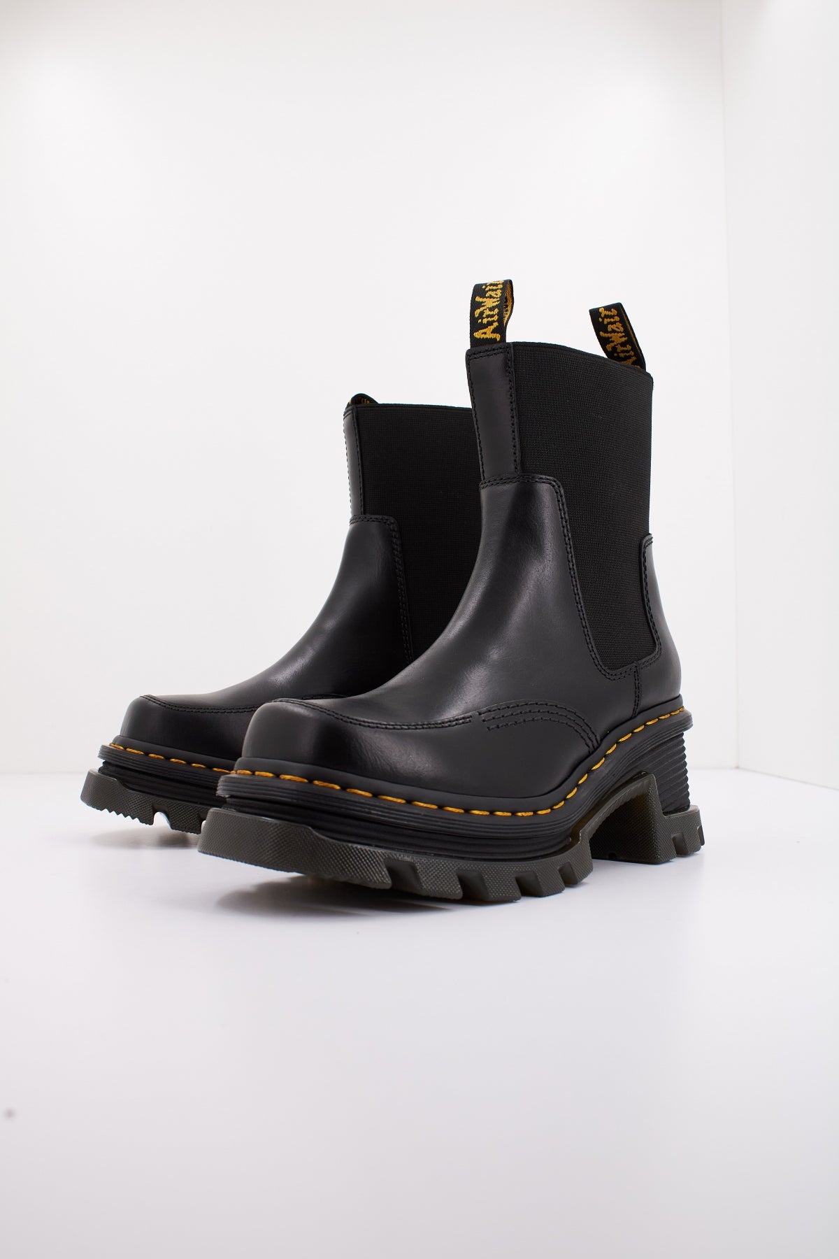 DR. MARTENS CORRAN CHELSEA en color BLACK  (2)