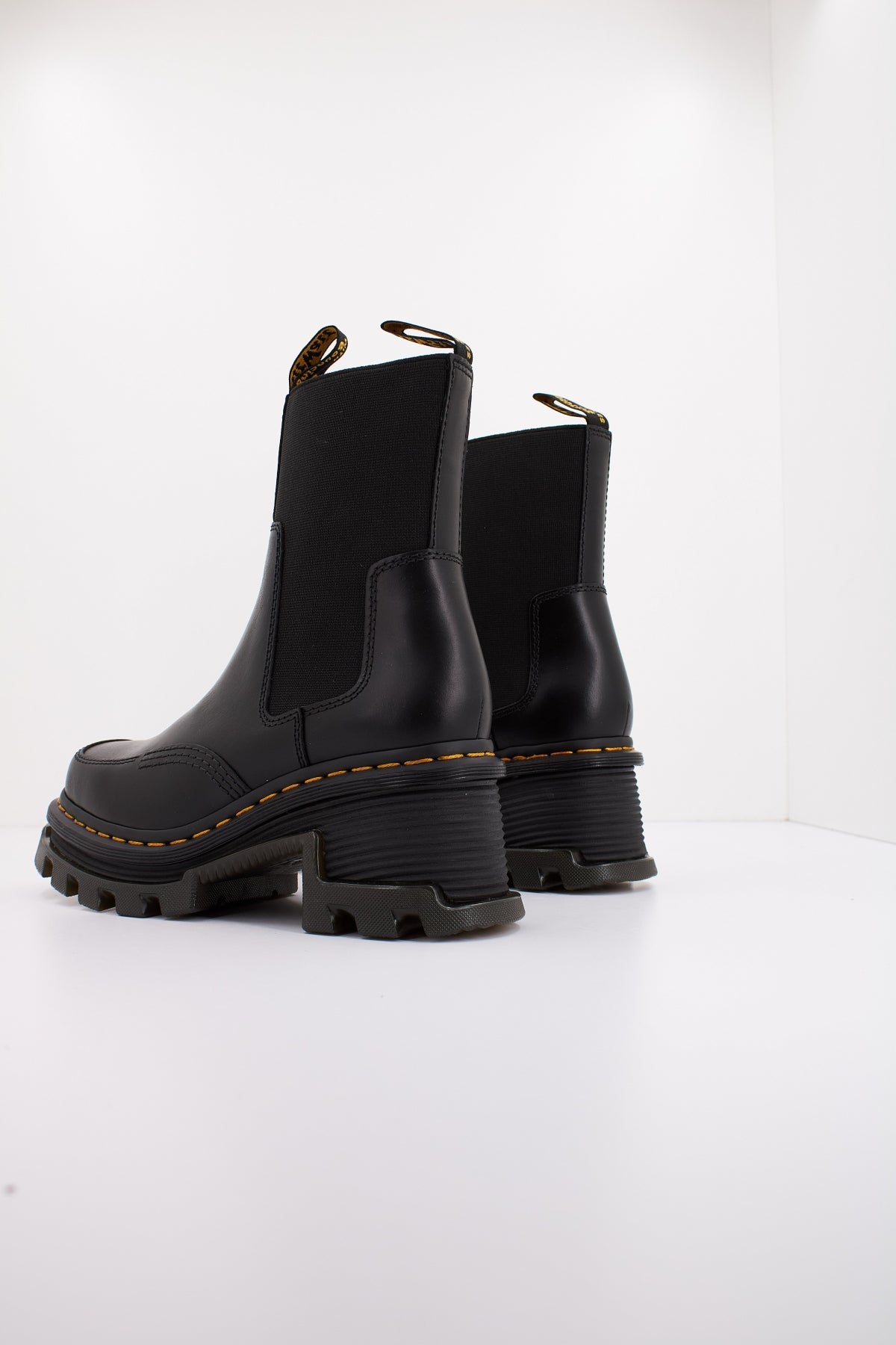 DR. MARTENS CORRAN CHELSEA en color BLACK  (3)
