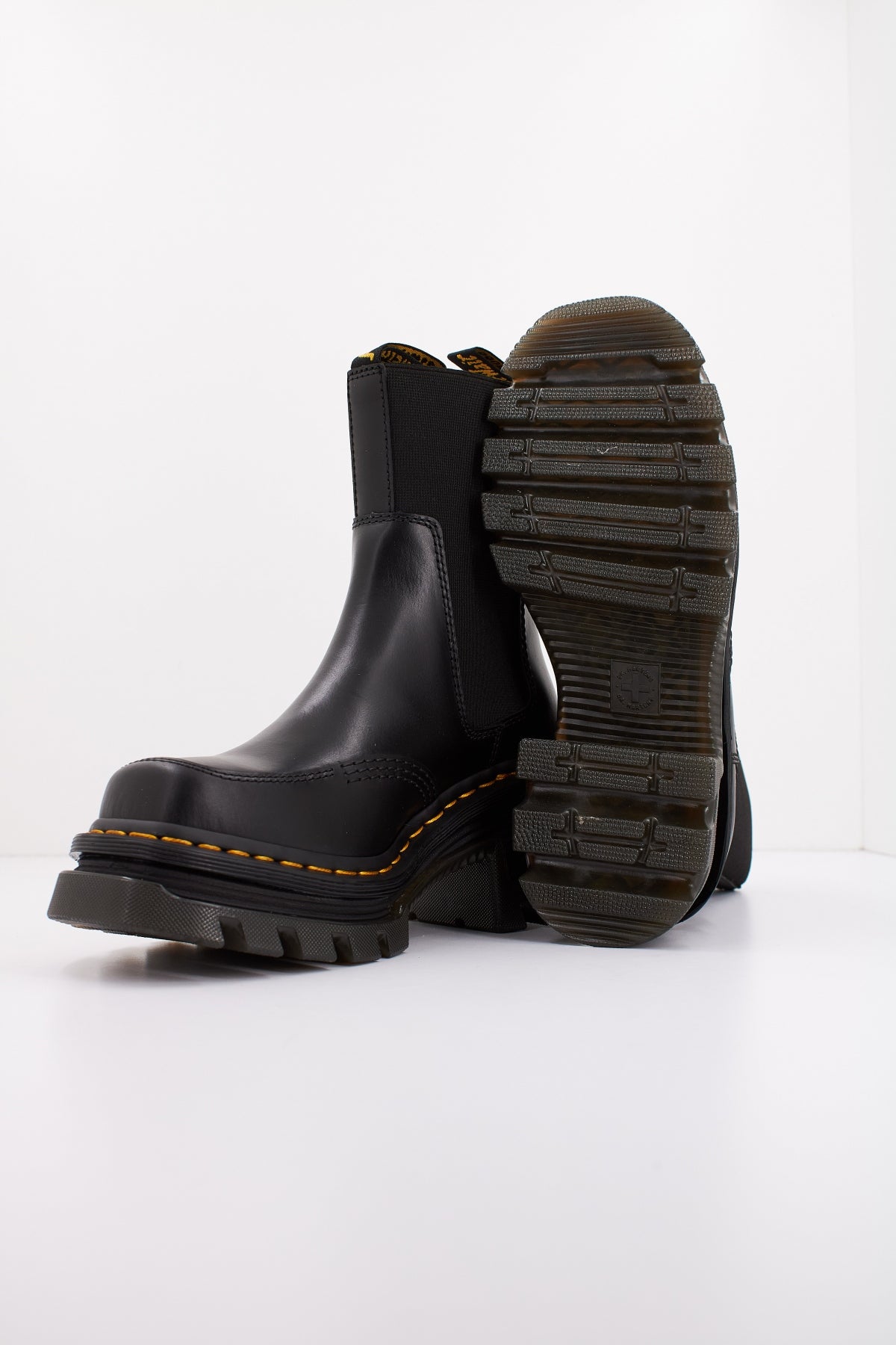 DR. MARTENS CORRAN CHELSEA en color BLACK  (4)