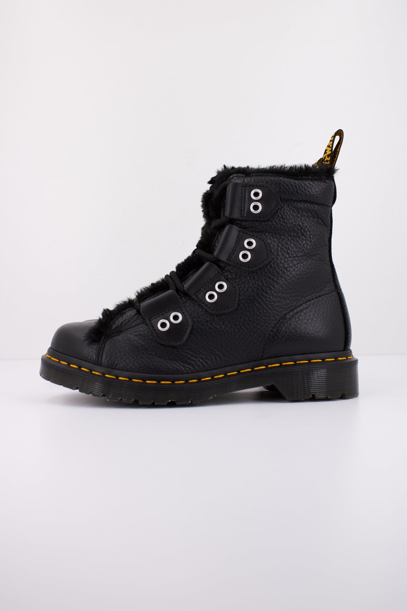 DR. MARTENS WANAMA en color BLACK  (1)