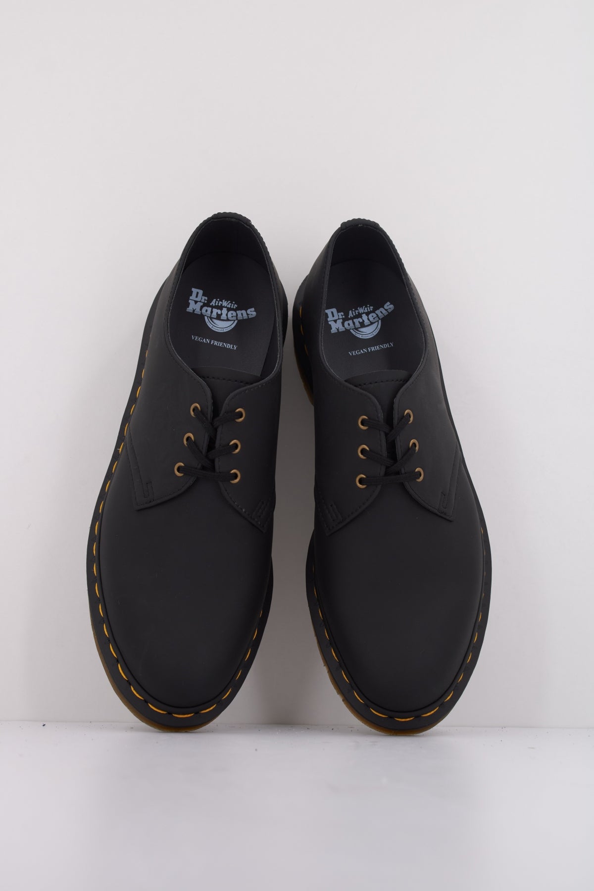DR. MARTENS VEGAN  en color BLACK  (3)