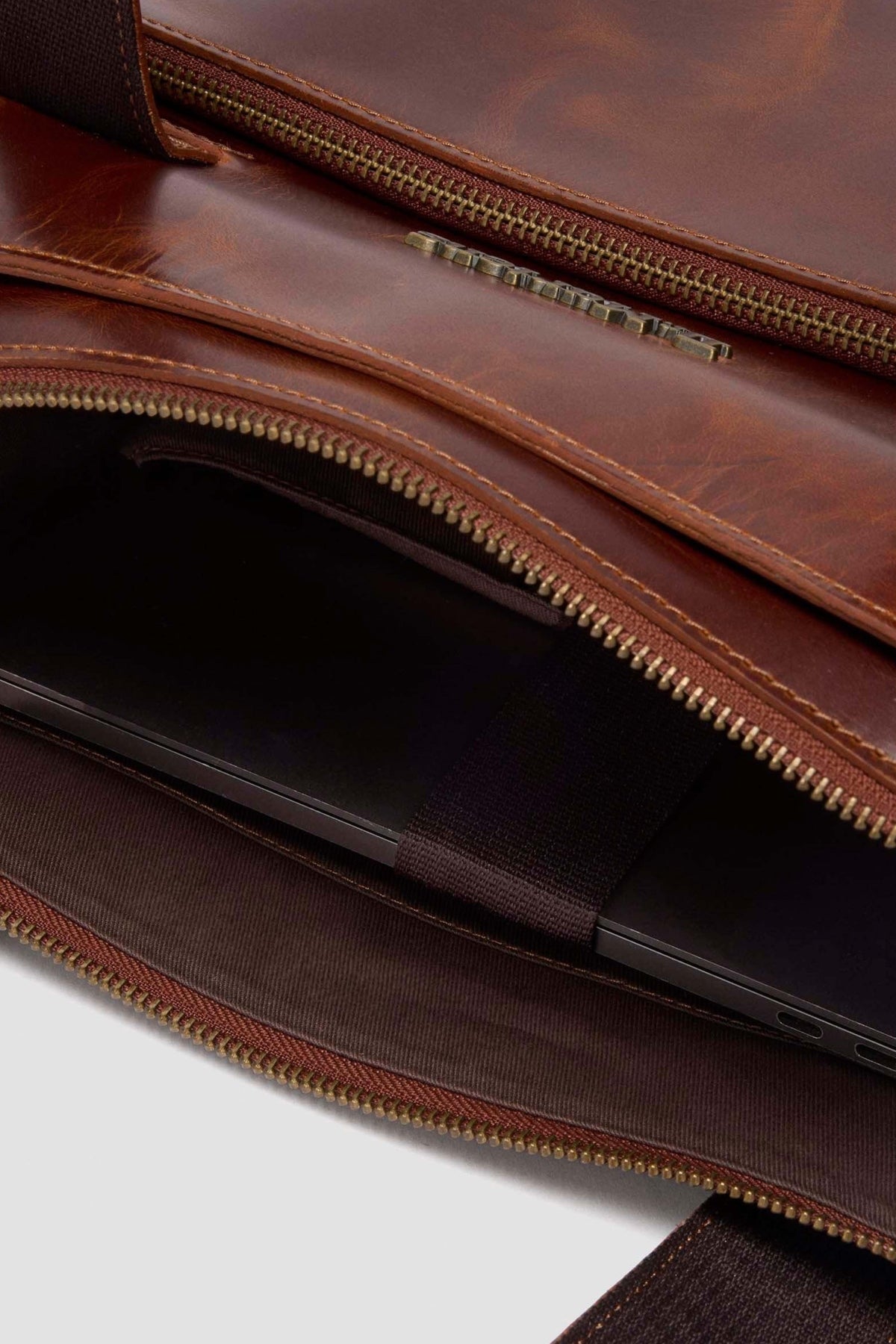 DR. MARTENS TOP HANDLE en color AMBTAN  (4)