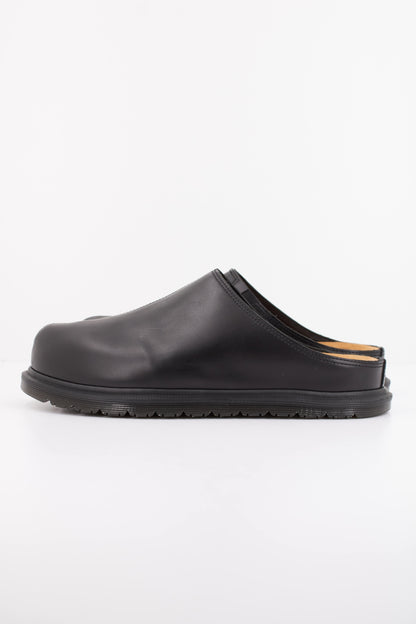 DR. MARTENS SAN MULE en color BLACK  (1)