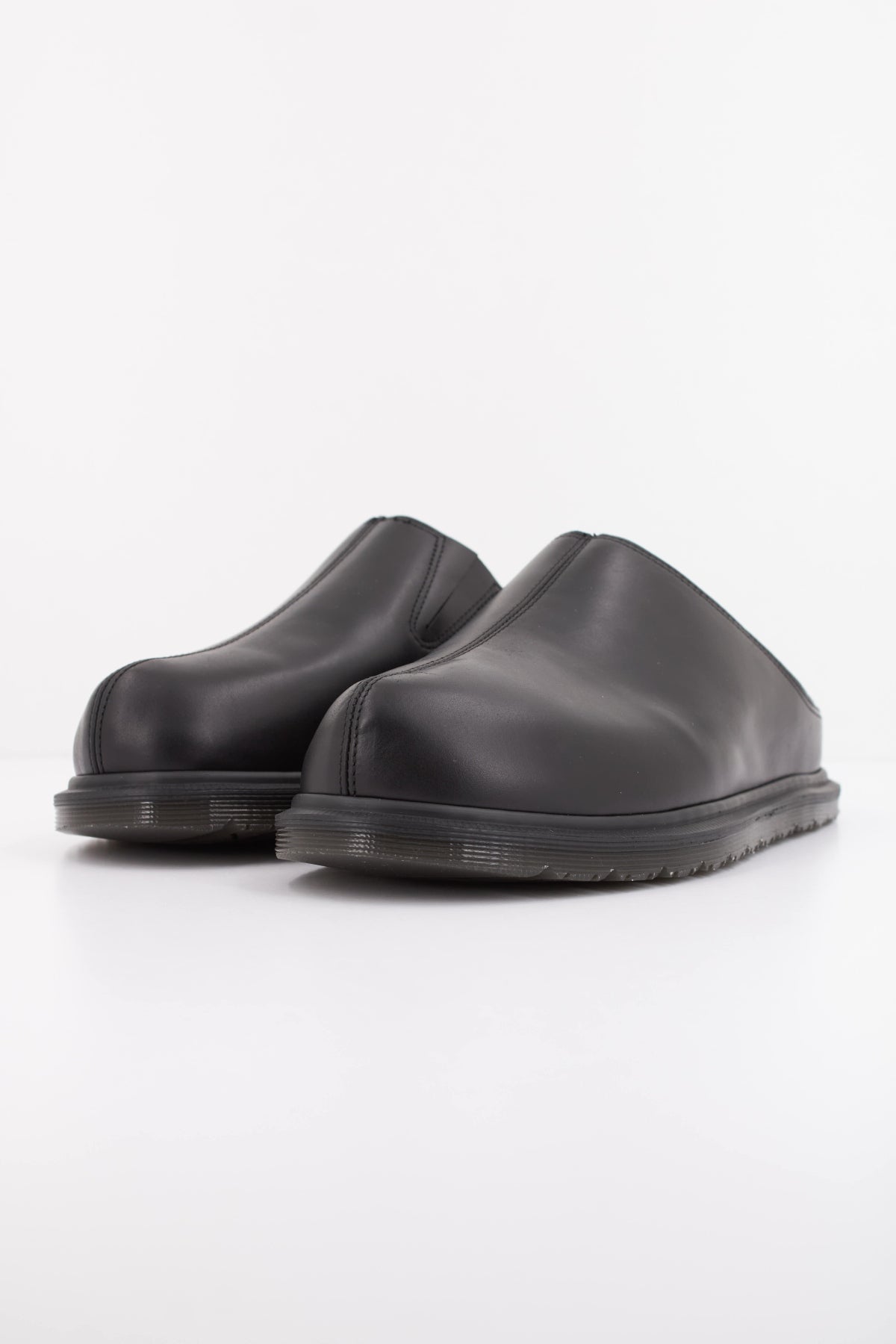 DR. MARTENS SAN MULE en color BLACK  (2)