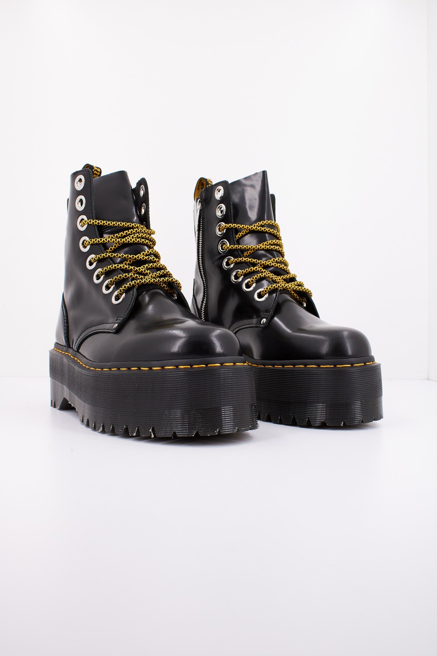 DR. MARTENS JADON MAX -EYE BUTT en color BLACK  (2)