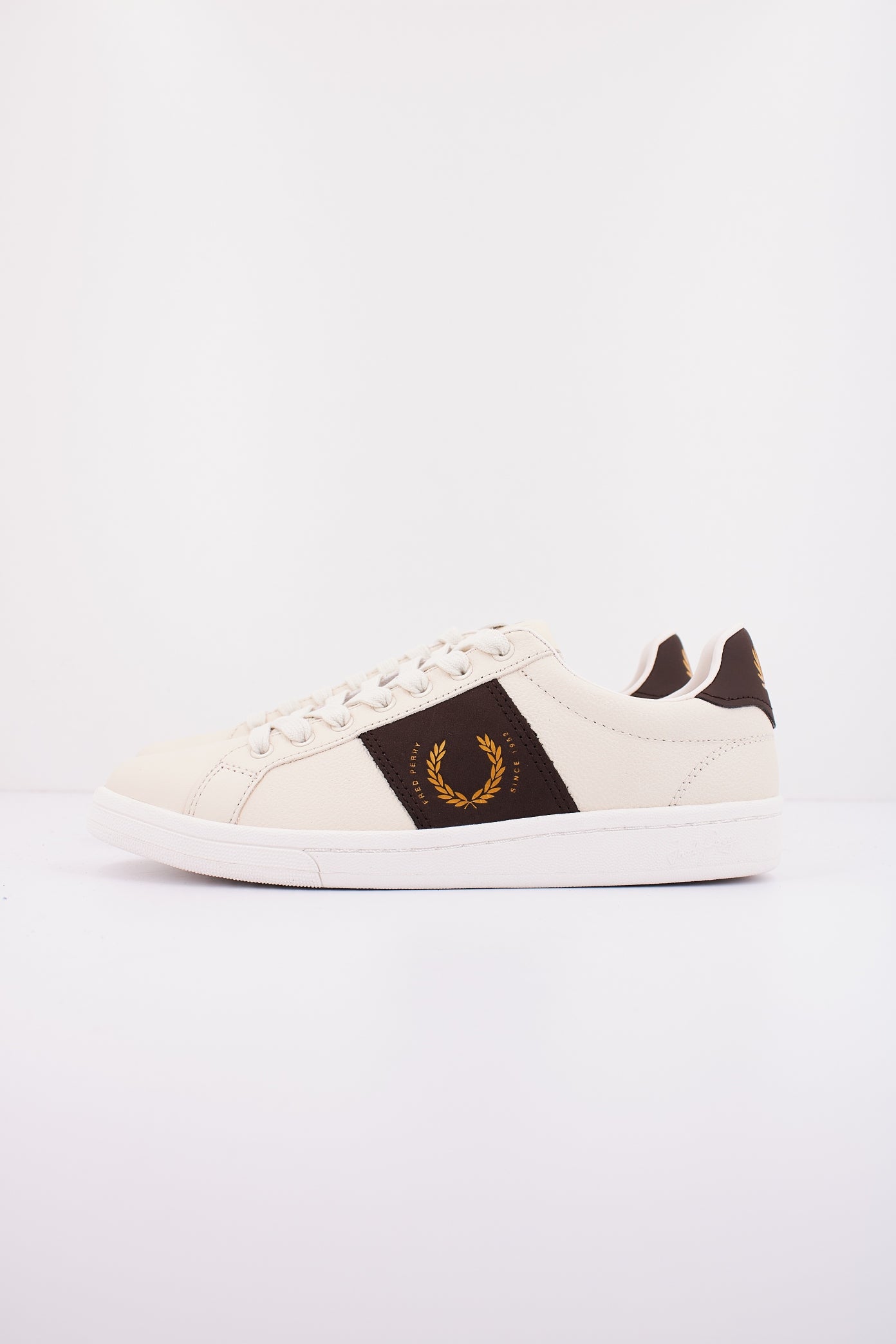 FRED PERRY LEATHER/BRANDED en color ECRU  (1)
