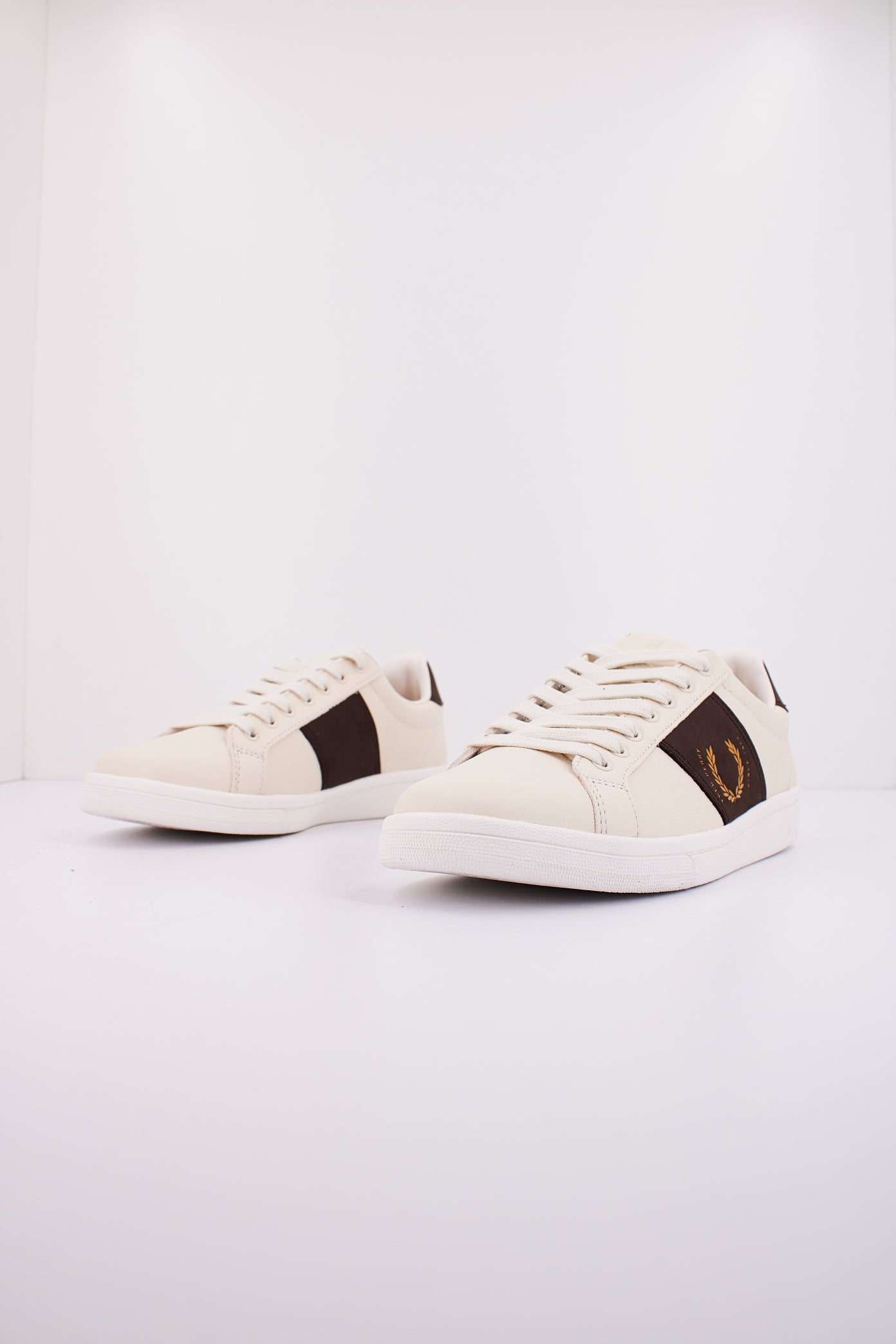 FRED PERRY LEATHER/BRANDED en color ECRU  (2)