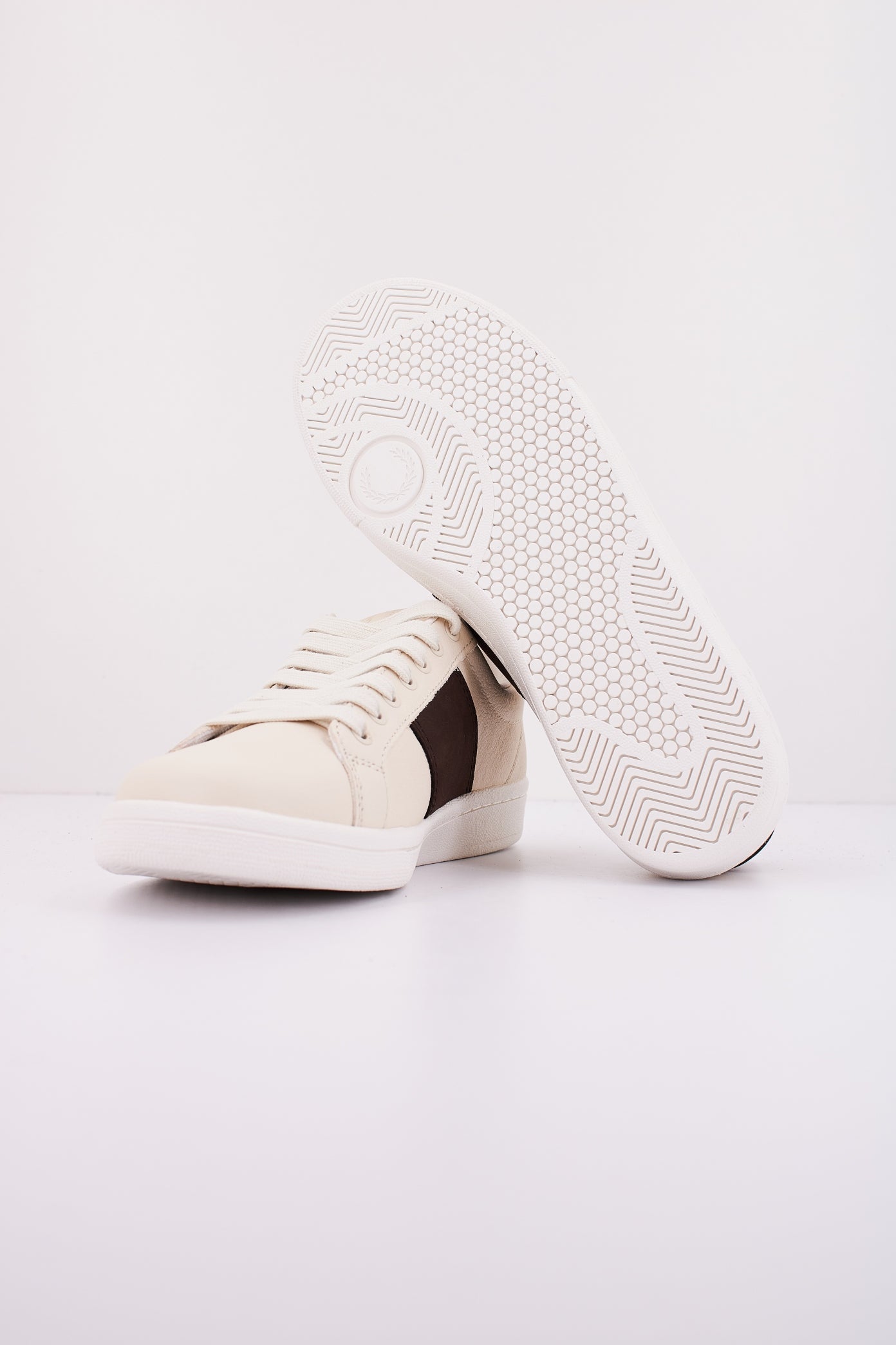 FRED PERRY LEATHER/BRANDED en color ECRU  (4)