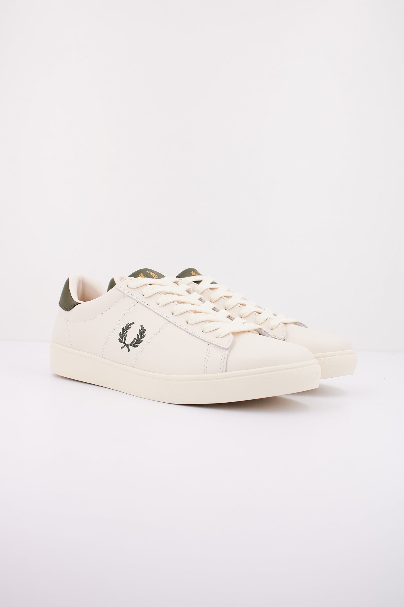 FRED PERRY SPENCER LEATHER en color XECRLRL  (2)
