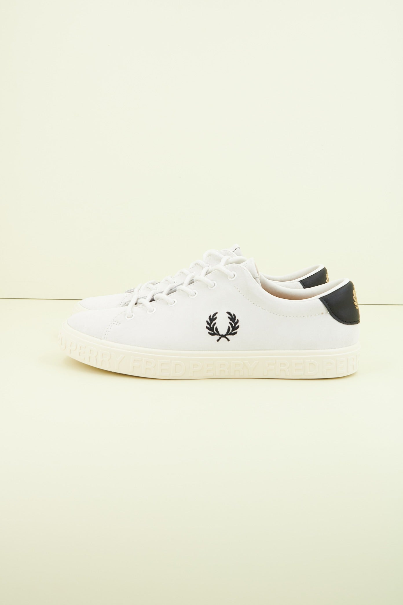 FRED PERRY LOTTIE SUEDE en color WHITE  (1)