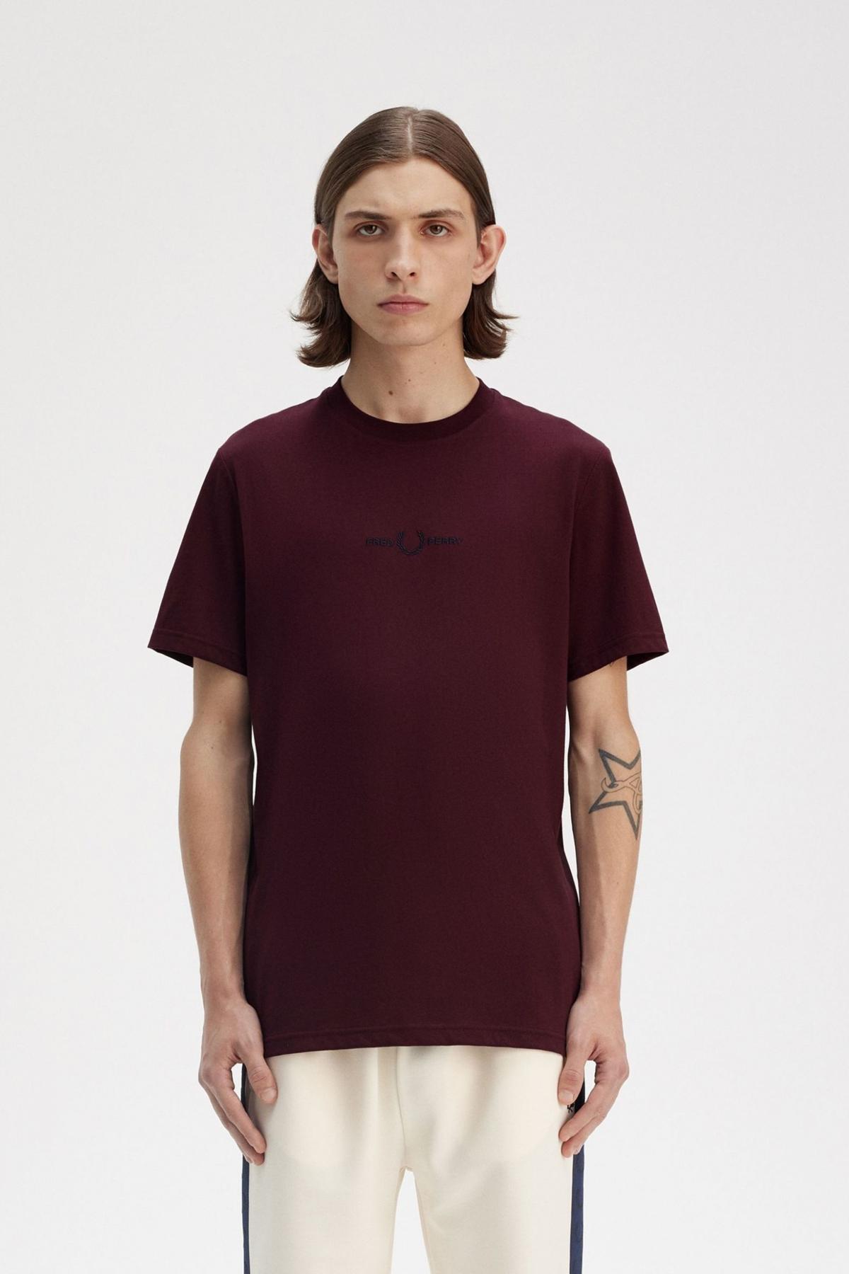 FRED PERRY EMBROIDERED T-SHIRT en color KOXBLOD  (1)