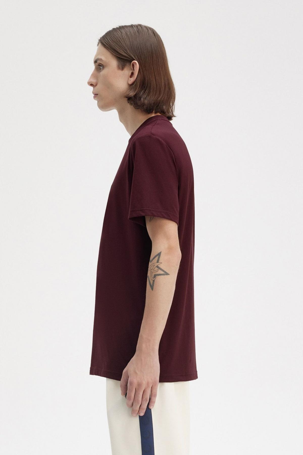 FRED PERRY EMBROIDERED T-SHIRT en color KOXBLOD  (3)