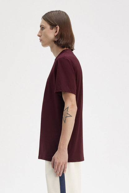 FRED PERRY EMBROIDERED T-SHIRT en color KOXBLOD  (3)