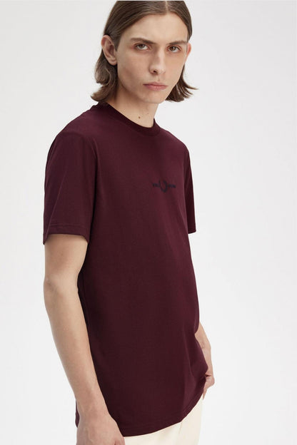 FRED PERRY EMBROIDERED T-SHIRT en color KOXBLOD  (4)