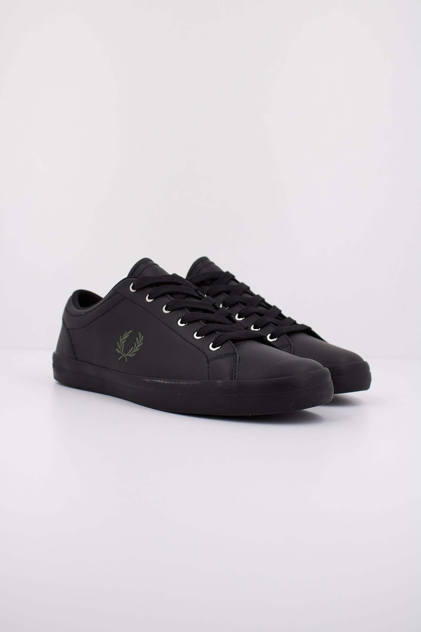 FRED PERRY BASELINE LEATHER en color WBLKLRL  (2)